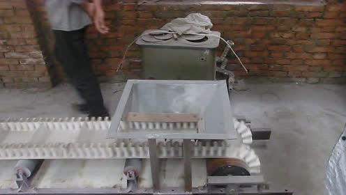 花邊小型皮帶輸送機(jī)、加工定制花邊輸送機(jī)、裙邊擋板式輸送機(jī)